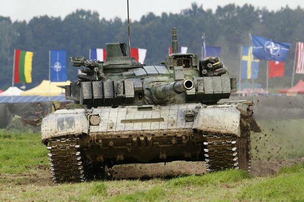 Un tanque de batalla recorre el campo