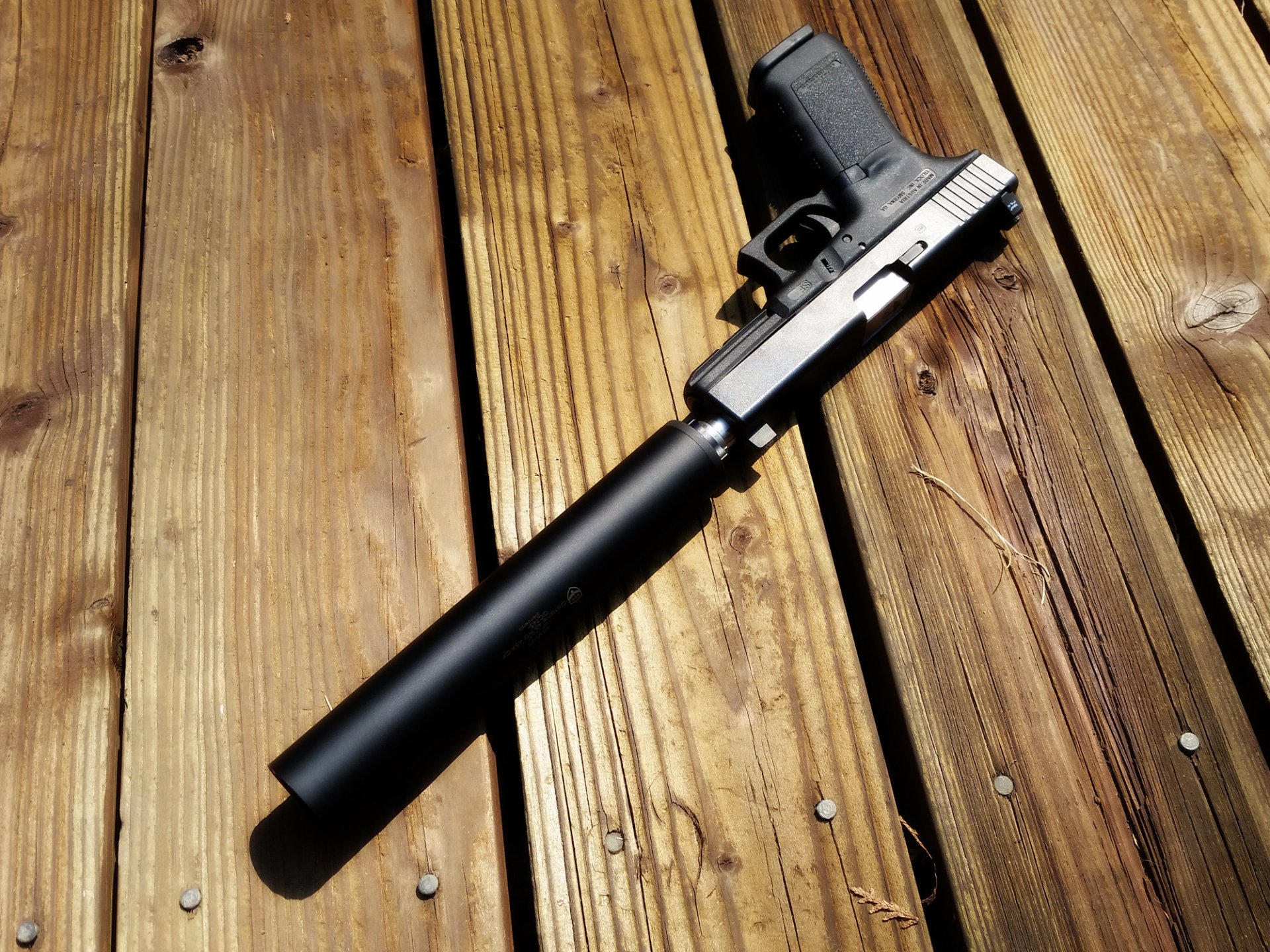 glock 21 pistole mit schalldämpfer schalldämpfer bretter schatten