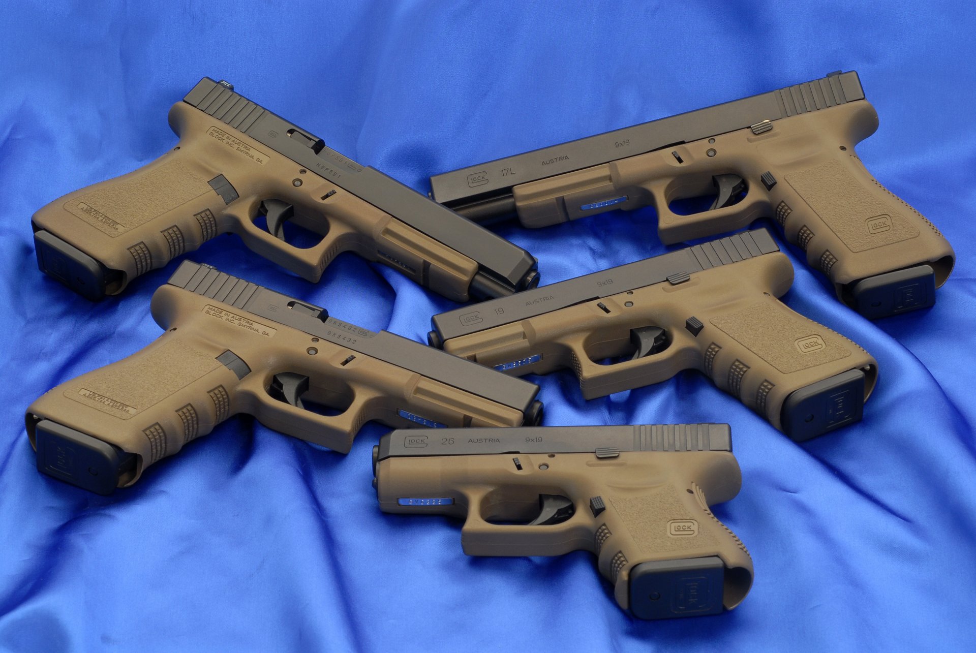 glock 17od 34od 26od 19od 17lod armas fondos de pantalla 17od 19od 34od 26od 17lod pistolas fondo azul