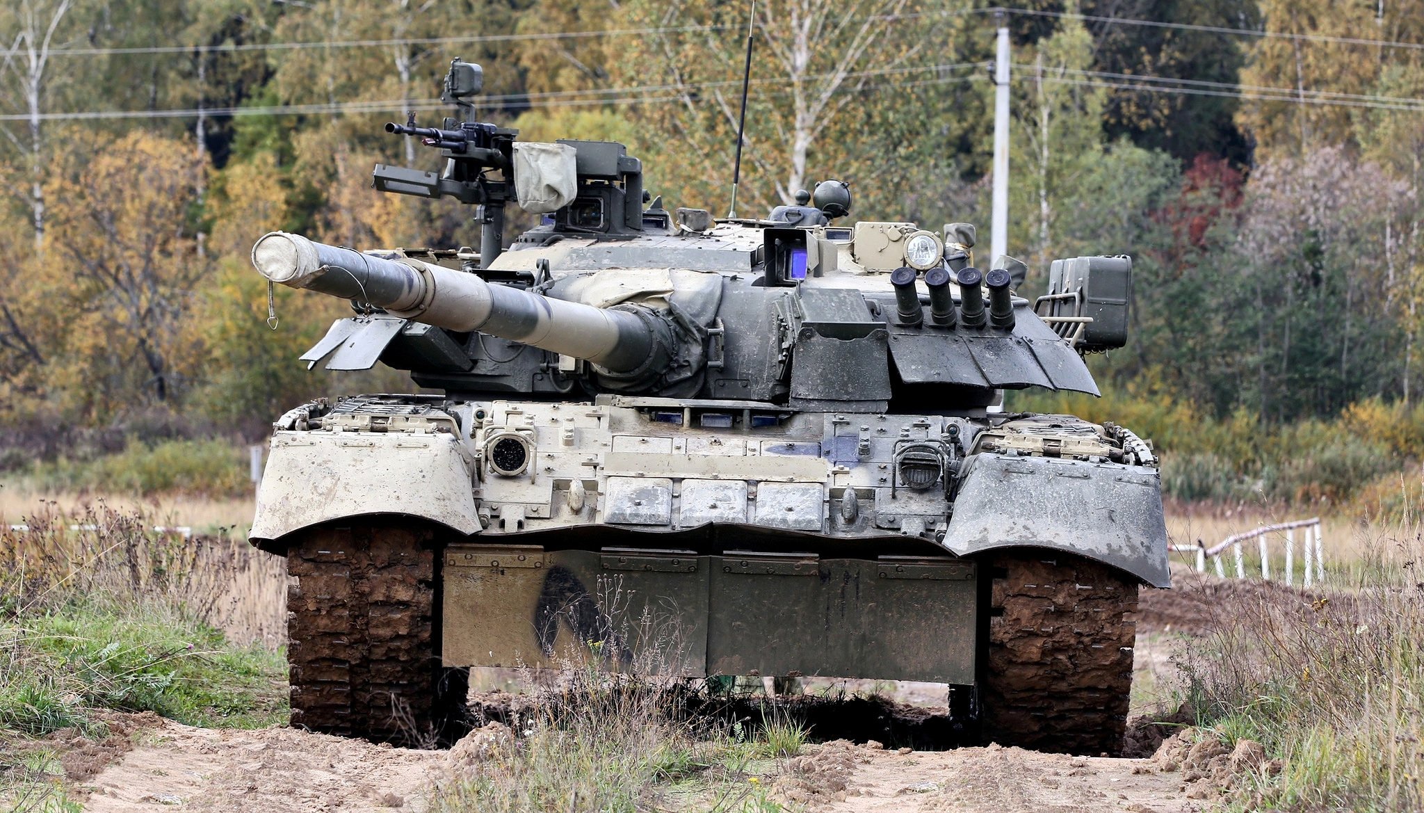 t-80 combate tanque campo de pruebas barro