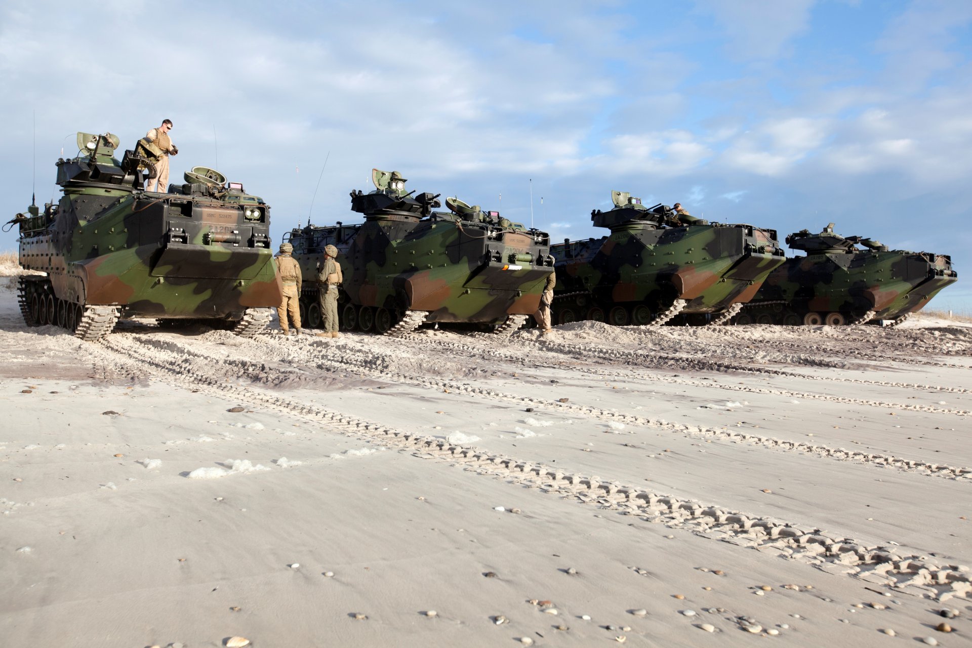 sand fußabdrücke amerikanisch angriff kampf aav7a1 amphibien marines