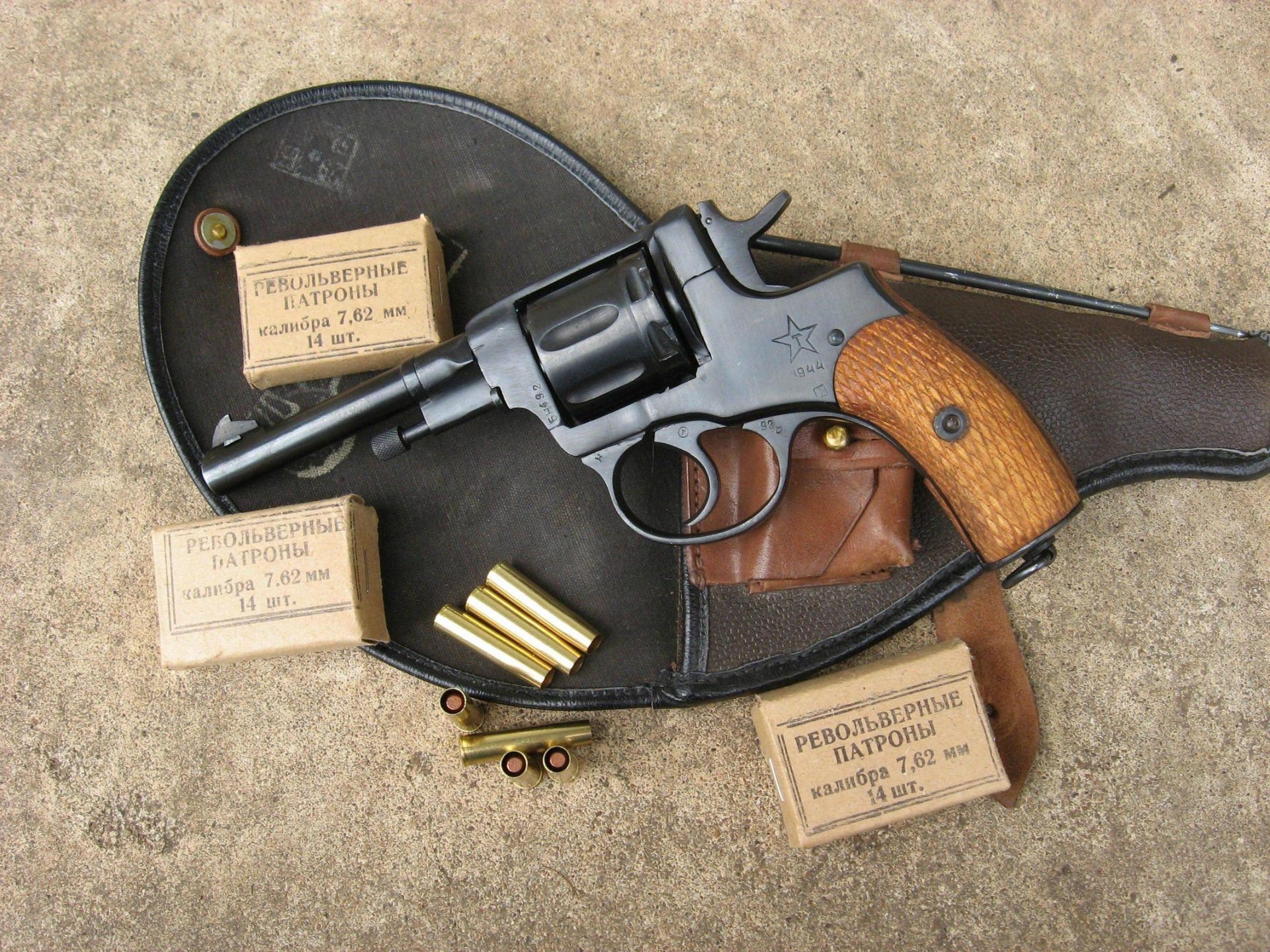 nagan revolver cartouches boîtes 1944