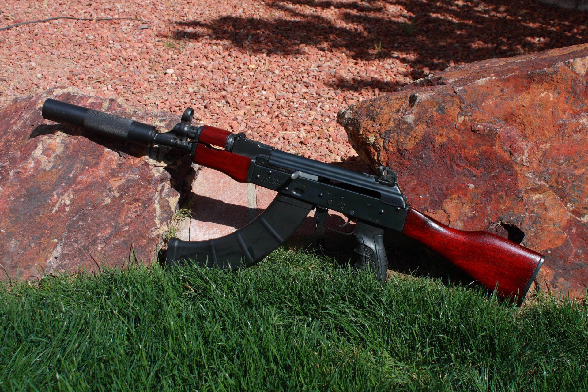 ak-74 mitrailleuse kalachnikov armes herbe pierres