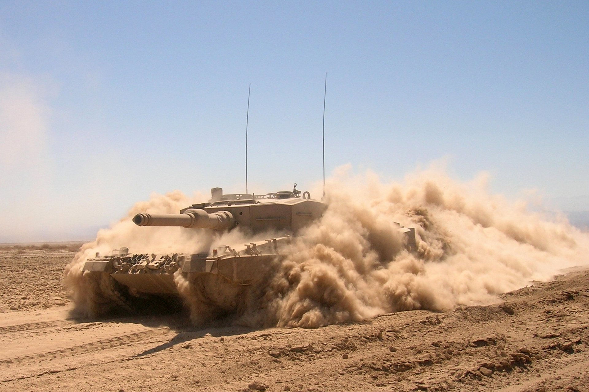 leopard 2 a4 battle tank armored vehicles dust