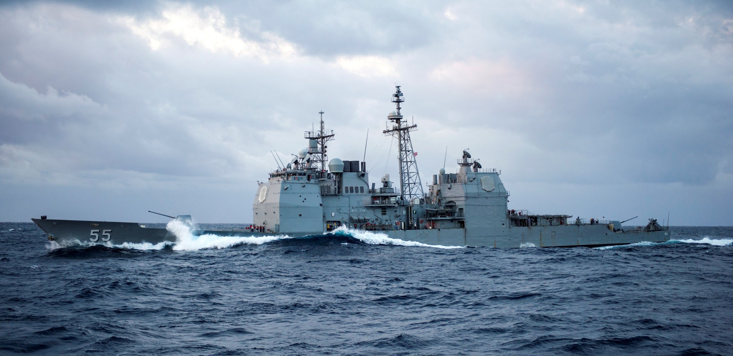 mer vagues éclaboussures dans la baie de leyte leyte gulf cg-55 croiseur lance-missiles type ticonderoga us navy