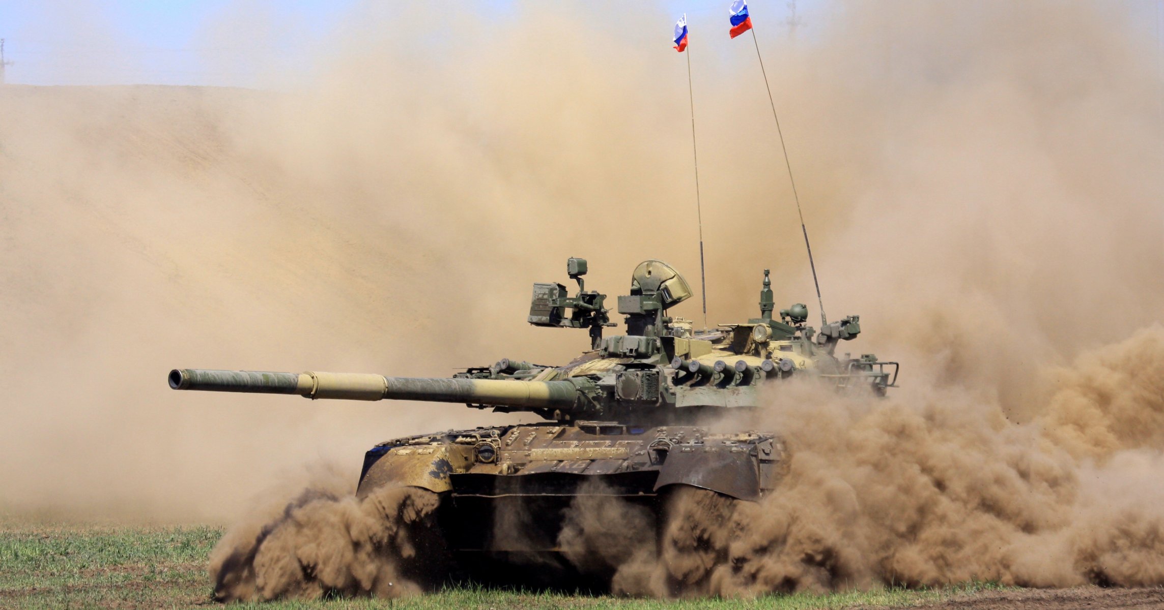 t-80u russia battle tank dust