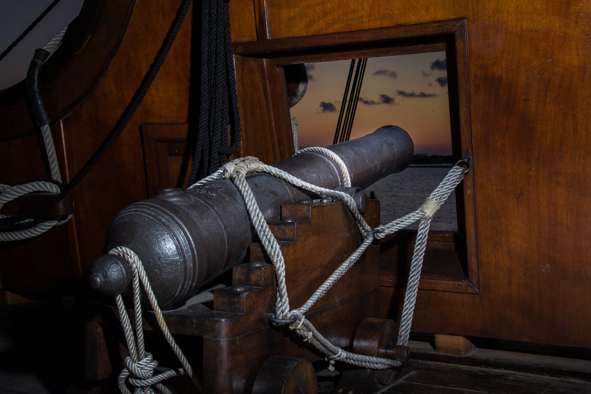 cañón arma cuerdas barco tablero