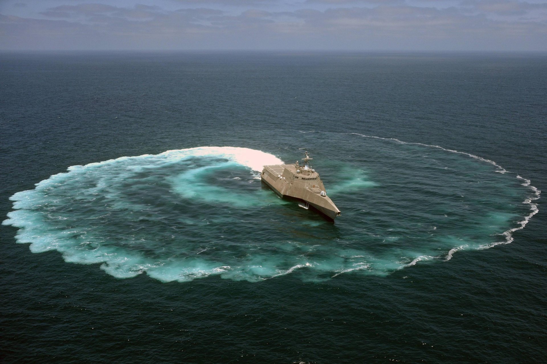 uss independencia independencia costera barco marina de guerra estados unidos tipo de buque trimarán océano maniobra círculo