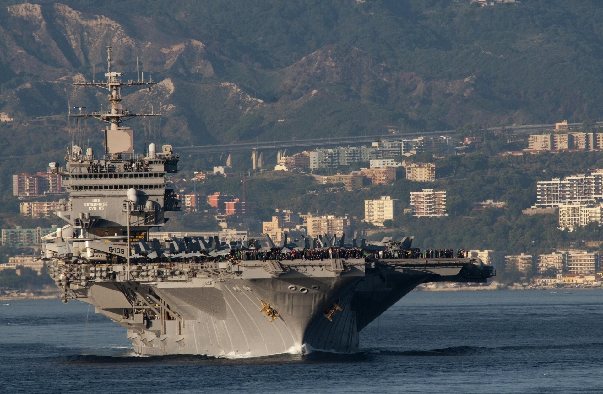 premier porte-avions avec centrale nucléaire numéro cvn-65 entreprise combattants ville montagnes baie