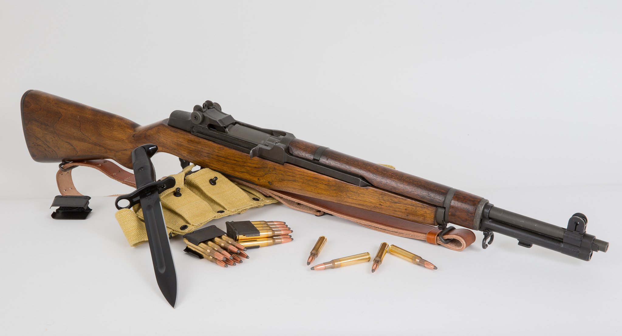 m1 garand selbstladend gewehr waffe munition bajonettmesser hintergrund