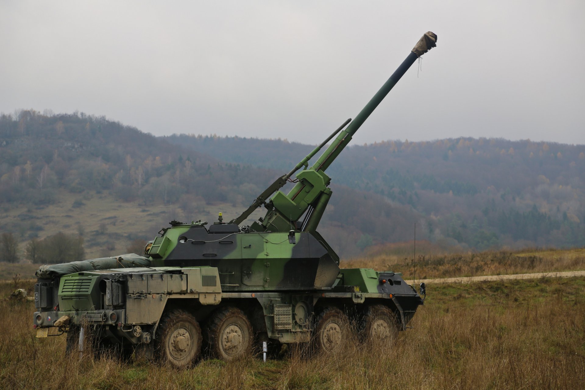 dana 152 mm self-propelled gun-howitzer artillery installation