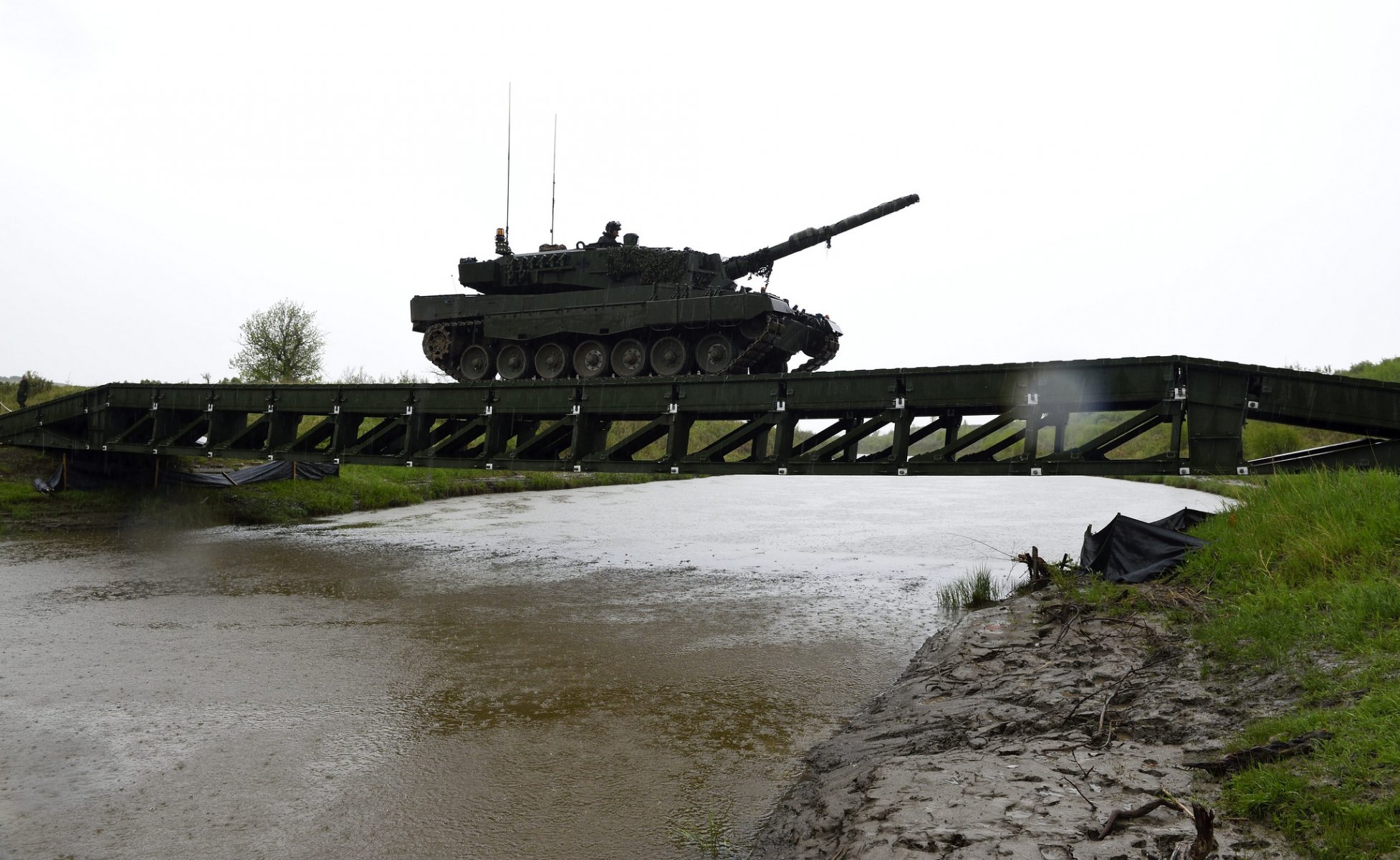 leopard 2a battle tank ferry