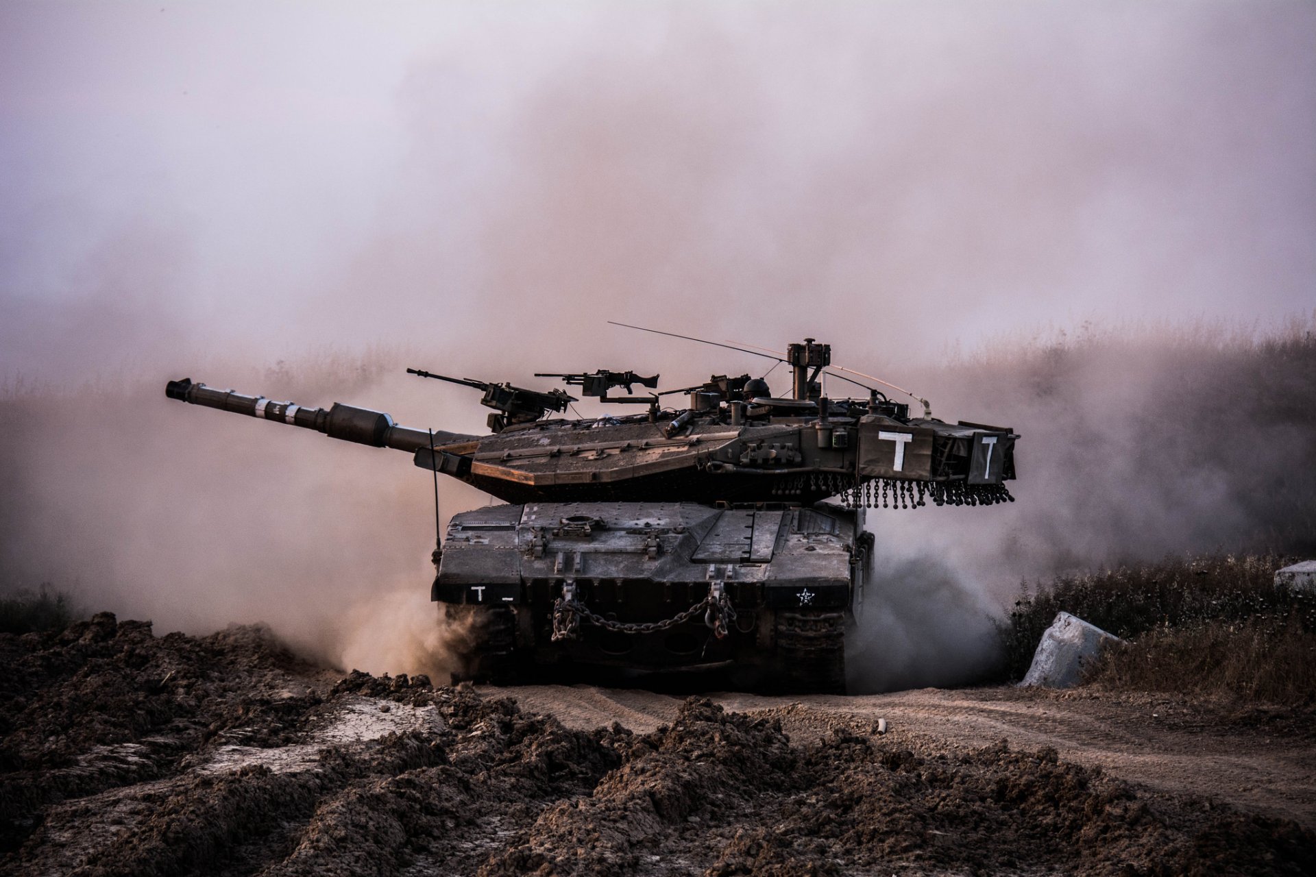 merkava principal combat char israël poussière boue