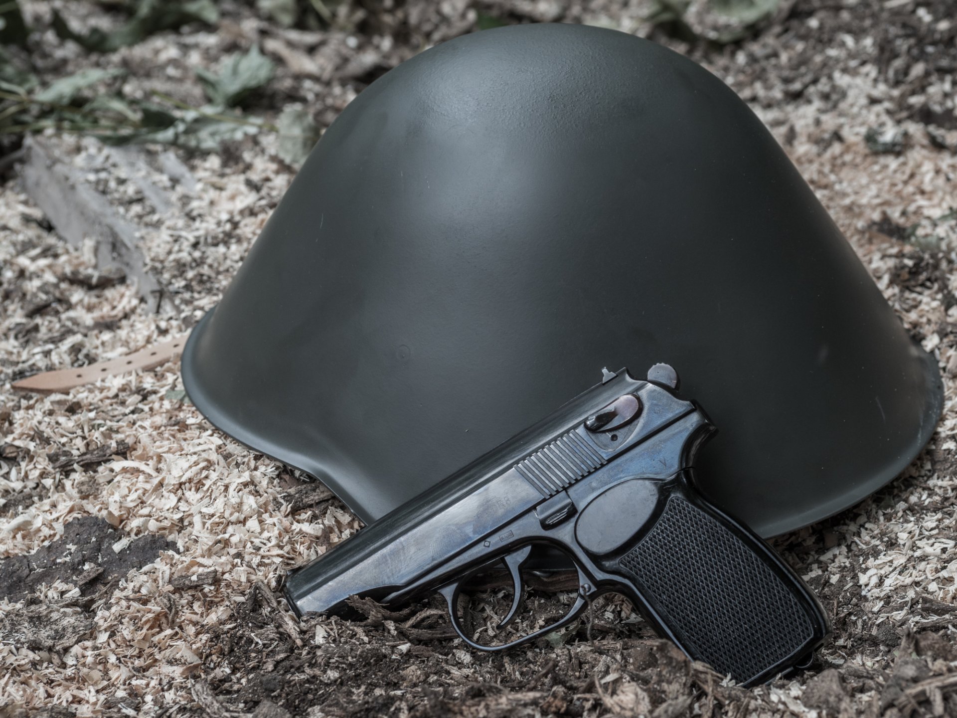 deutscher makarov selbstladend pistole makarova waffe helm