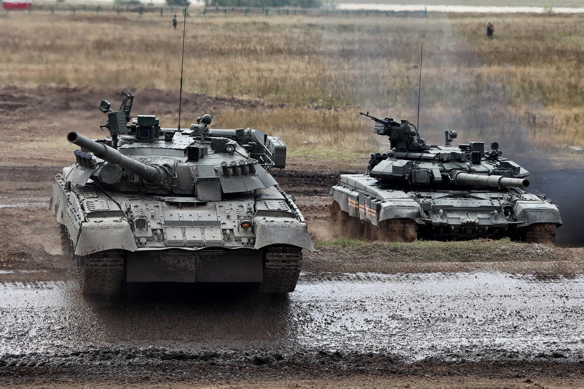 t-80 t-90 poligon błoto pojazdy opancerzone