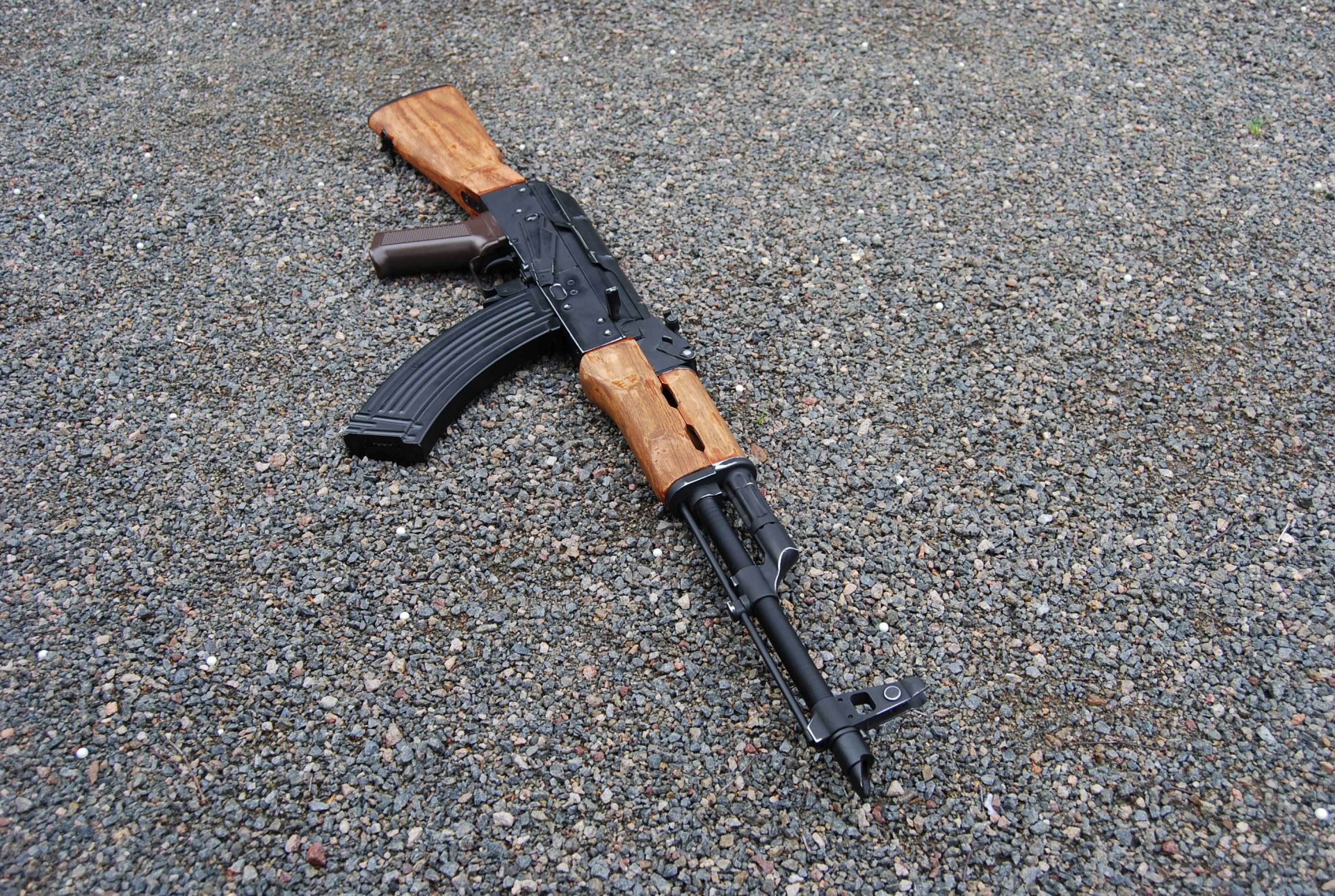 akm machine kalashnikov weapon gravel stone