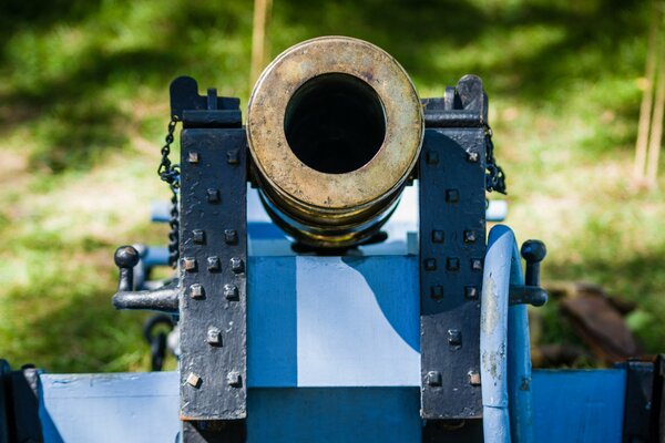 Artilleriegeschütze. Die moderne Kanone weht