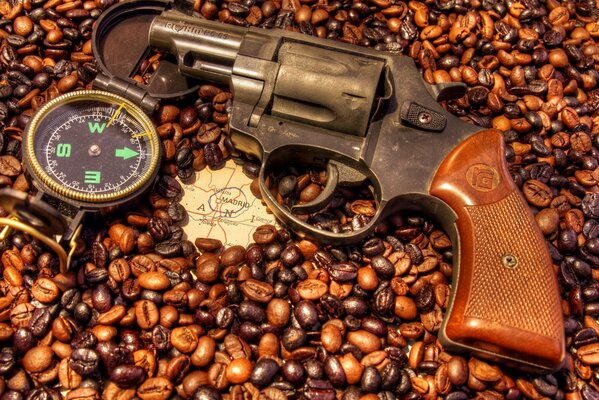 Револьвер на кофейных зёрнах с компасом