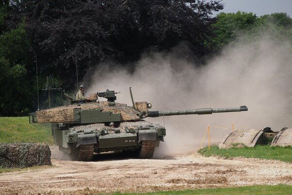 Equipo militar, vehículos blindados, tanque challenger, Inglaterra