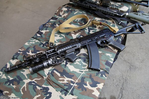 Fusil AEK-971 que llevaba uniforme militar