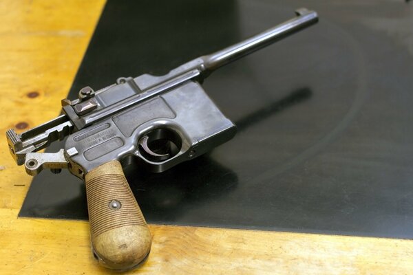 Petit pistolet C96 sur la table