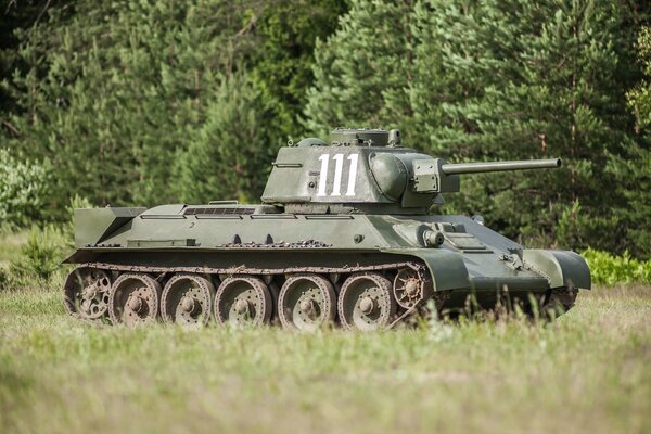 Un tanque soviético en una reunión internacional de equipos militares