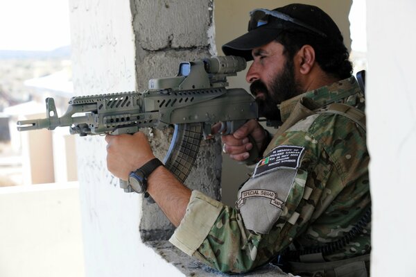 Un policía Afgano apunta con una ametralladora