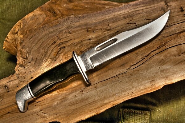 Coltello di metallo su sfondo di legno