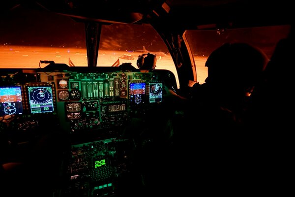 Cabina di pilotaggio di un aereo americano di notte