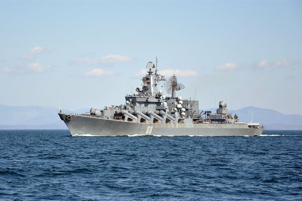 El crucero militar Varyag navega en el mar