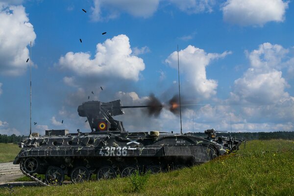 Combate militar blindado tanque artillero da una salva