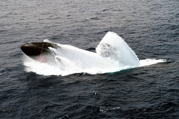 Wynurzenie bojowej łodzi podwodnej o napędzie atomowym