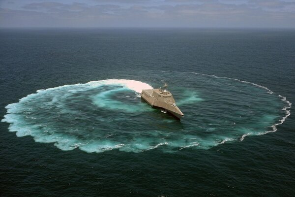 USS independence dans l océan des États-Unis