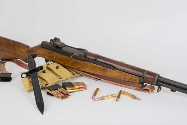 Fusil semi-automatique. Armes et munitions