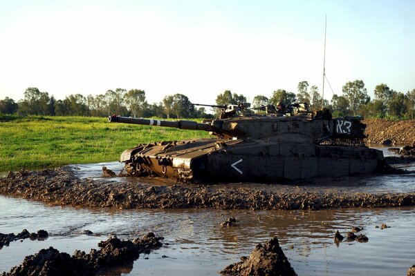 Der israelische Panzer Merkava 2 im Schlamm