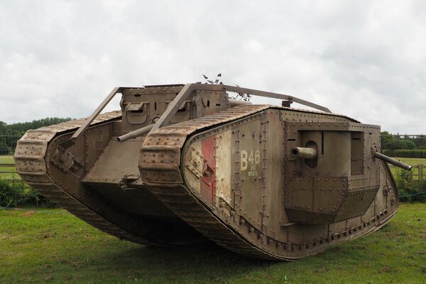 Exposición de vehículos blindados tanque en la hierba