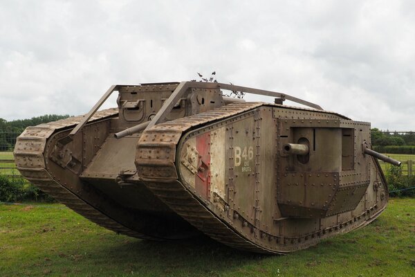 Wystawa pojazdów opancerzonych czołg na trawie