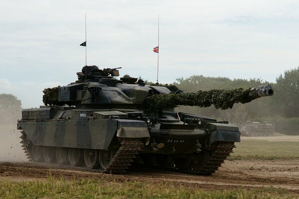 Kampfpanzer Häuptling auf dem Feld 