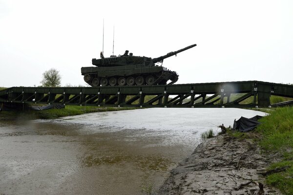 Passage of the leopard tank across the bridge