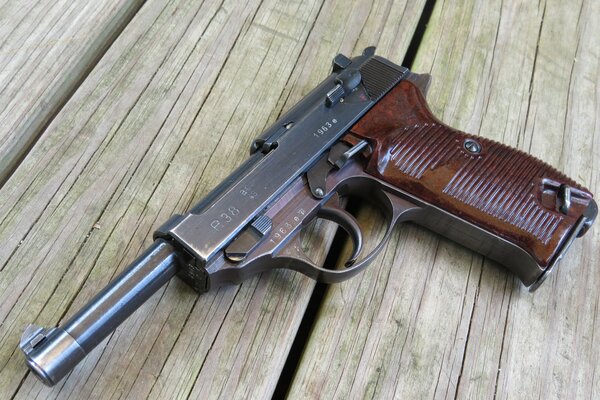 Arme, pistolet p38, photo sur les planches