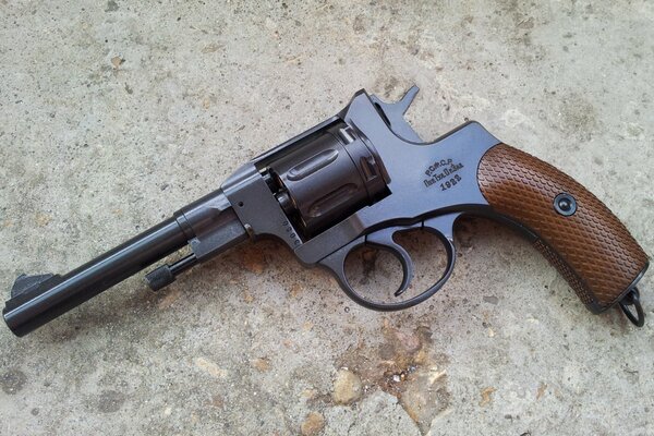 An old revolver with a brown butt