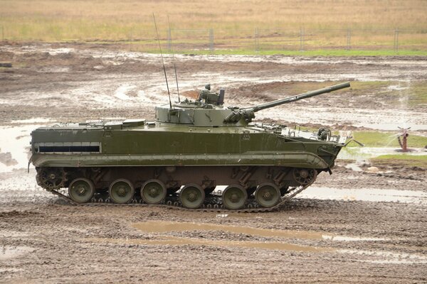 Wóz bojowy BMP - 3 w polu