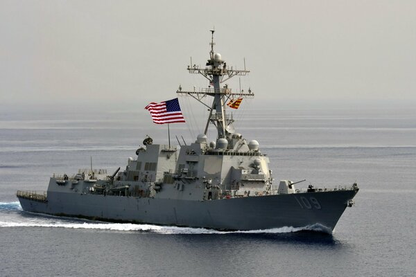 US-Schiff schwimmt im Meer