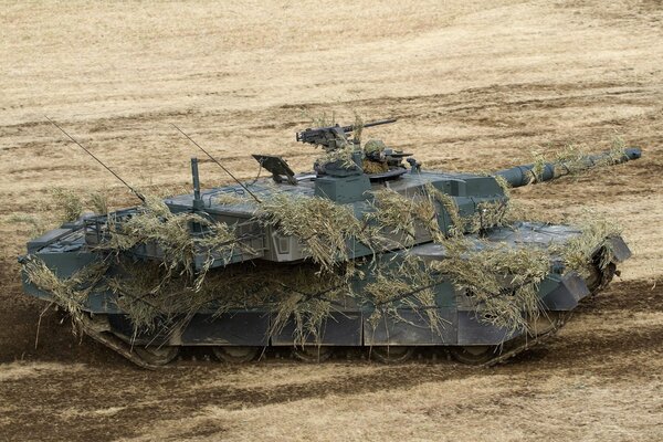 Un tanque de batalla japonés disfrazado en el campo