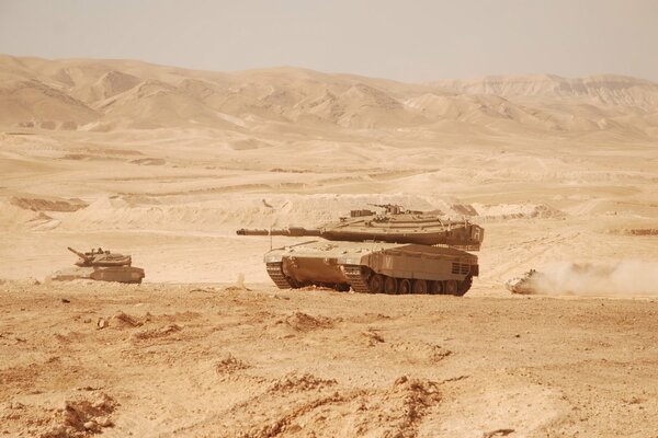 Наступление военной техники в пустыне