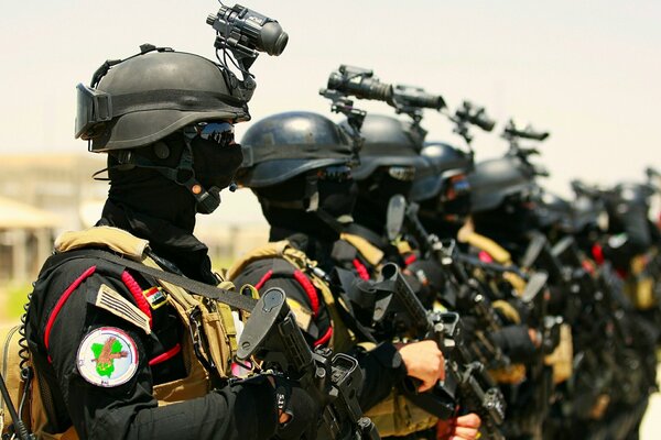 Soldados de las fuerzas especiales con cámaras en la cabeza