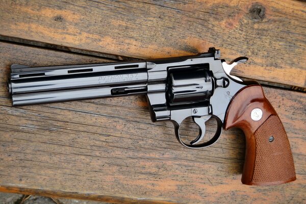 Boards revolver Colt Python