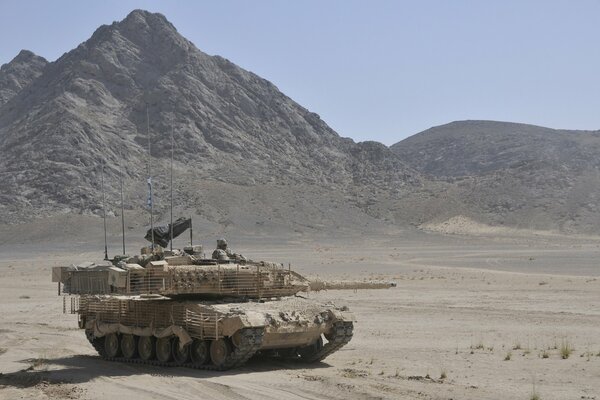 Czołg bojowy na pustyni na tle góry