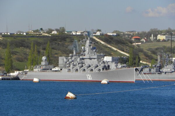 Croiseur lance-missiles dans le port de Sébastopol