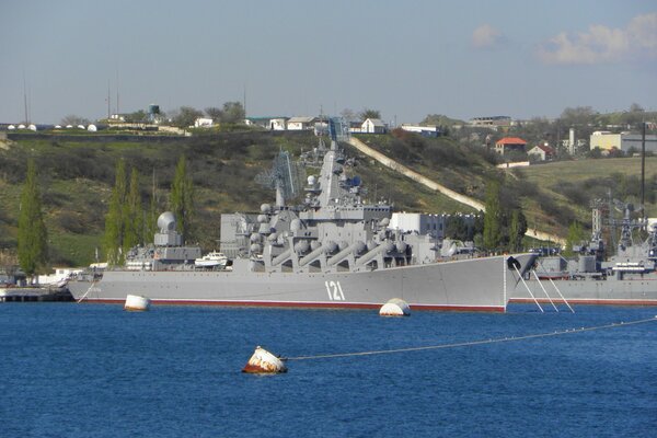 Krążownik rakietowy w porcie w Sewastopolu